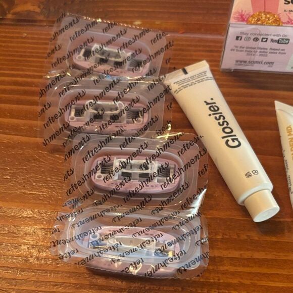 Glossier Makeup Trio with Refresher razors 🪒 refill cartridges - Picture 2 of 13